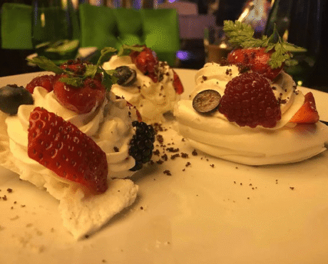 IO RESTORAN & LOUNGE – EKSTRAVAGANTSE SISEKUJUNDUSEGA RESTORANIS PAKUTAKSE ERILISI MAITSEID