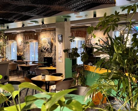 Vihreä keidas Rotermannin sydämessä – Oasis ravintola