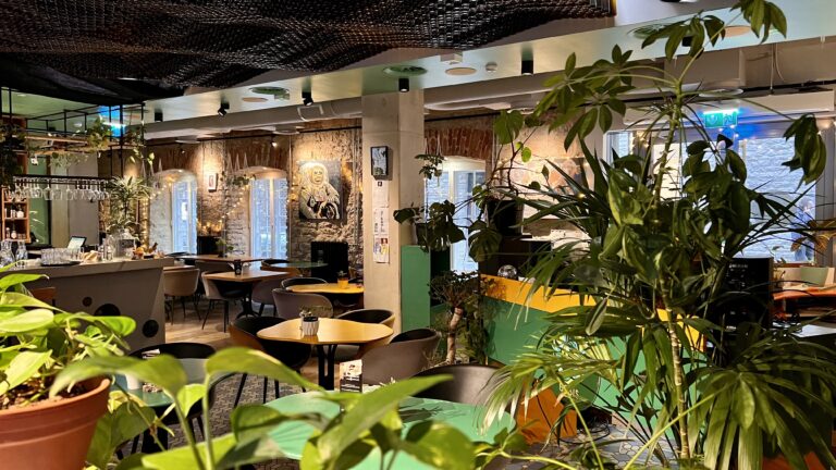 Roheline oaas keset Rotermanni keskust – Oasis restoran